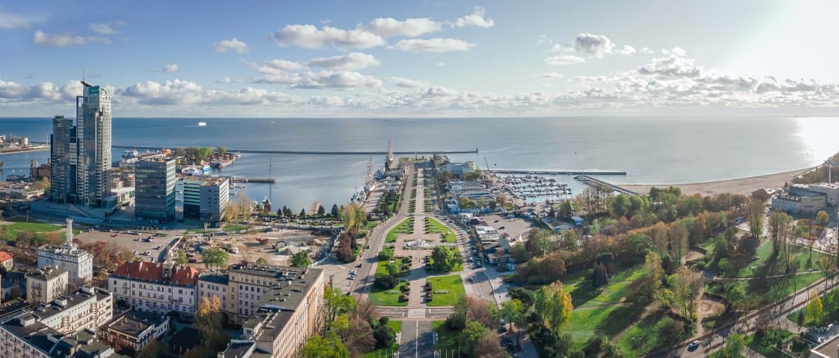 Panorama Gdyni: Skwer Kościuszki, marina jachtowa i molo południowe widziane od strony zatoki